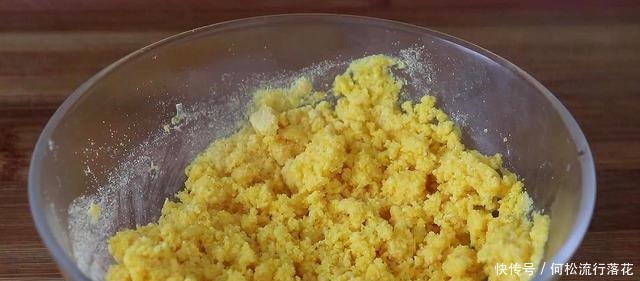 玉米面加2个鸡蛋，不蒸不炸，营养又解馋，出锅全家抢着吃！