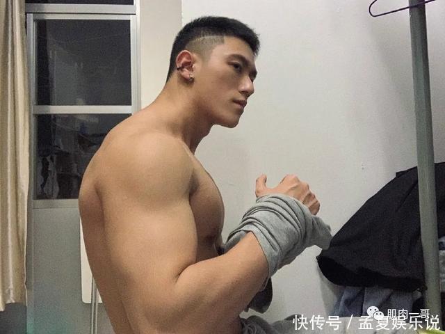 阳光帅气|183cm筋肉大学生酷爱穿灰裤子,这身材太上头了