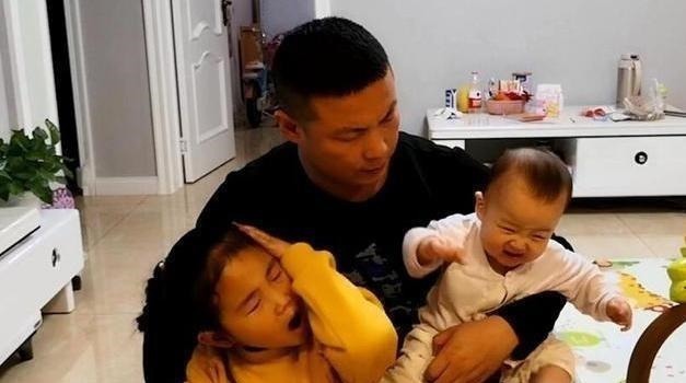 家长|宝爸抱起二胎弟弟,大女儿的一句话,宝妈听到后忍不住心酸!