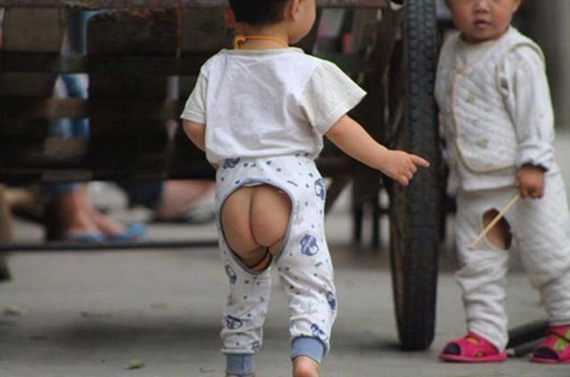 开裆裤|宝宝不能穿开裆裤?1岁前这样搭配,不仅好处多父母带娃也更方便