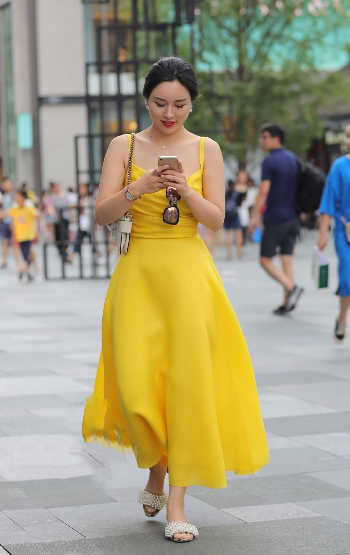 高跟鞋 凉鞋也要“镶珍珠”,200多颗珠光宝气,怕别人不知道你有钱