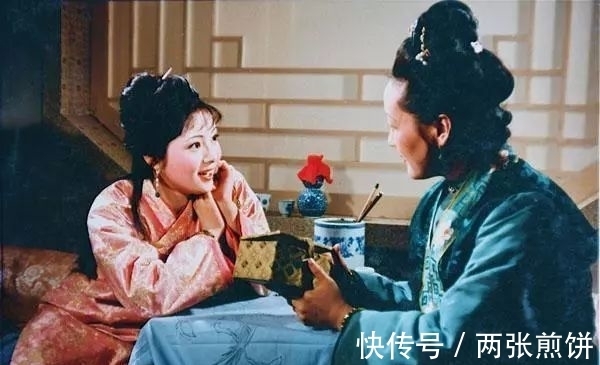 元妃|薛宝钗体形丰润，被贾宝玉称赞像杨贵妃，为何听完后她勃然翻脸？