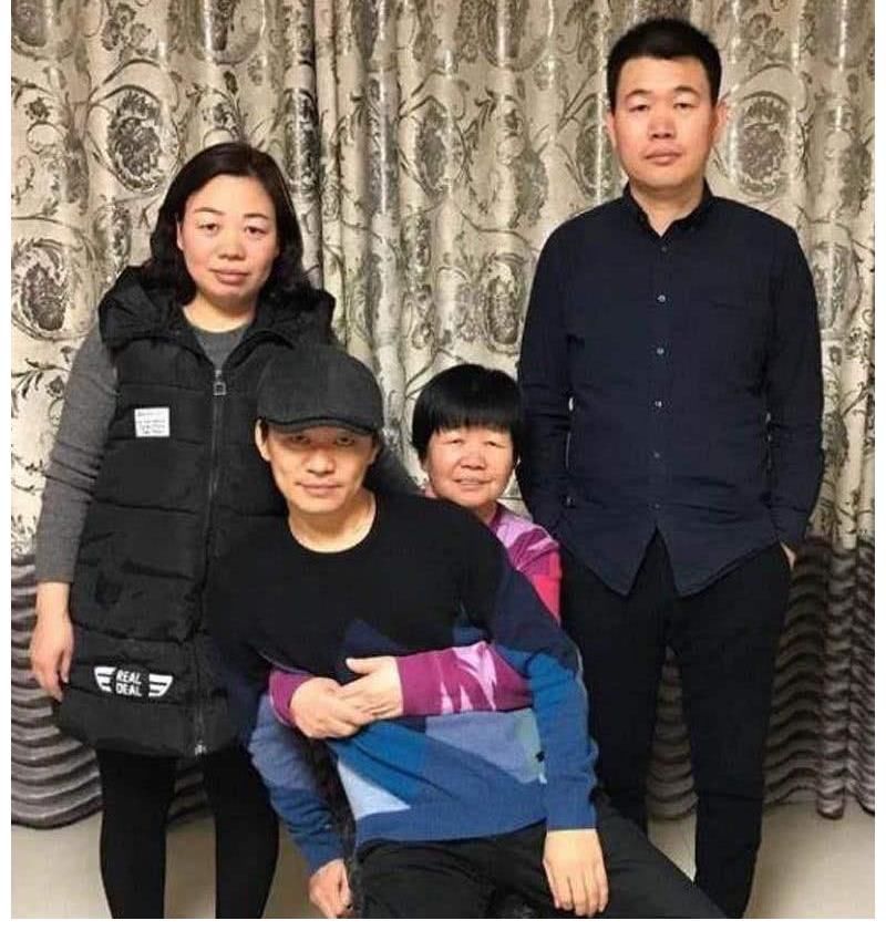 在节目上，主持人问王宝强：你现在身价上亿，听说你亲哥还在老家卖馒头