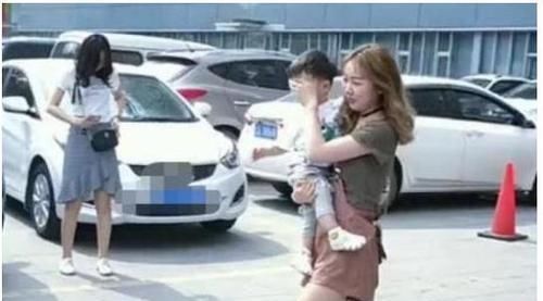 诱惑|妈妈带孩子出门,走到小区门口忙捂着孩子眼睛,网友竖起大拇指