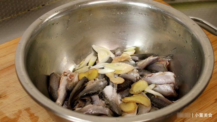 面粉|炸鱼时,有人用淀粉有人用面粉?都不对,大厨教你正确做法