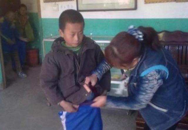 宝妈|7岁男孩穿破衣被嘲笑，老师约见家长，却发现爸爸一身名牌