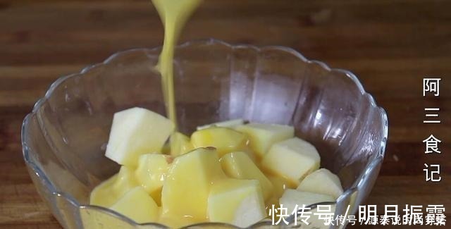 天冷了，苹果别直接吃，淋入鸡蛋液，香甜酥脆又解馋，比肉还香