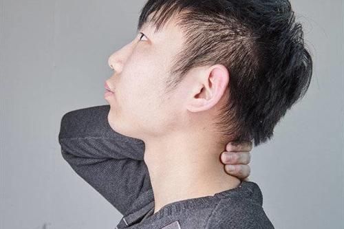 颈椎病脖子疼？食盐配上它，效果很明显，疼痛麻木全赶走！