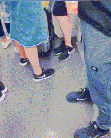 |搞笑GIF:走路不要玩手机 否则后果很严重