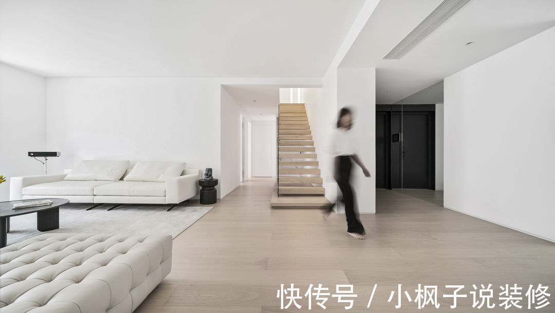 客餐厅|有一说一,还是极简风最耐看!看她家客餐厅,真大气