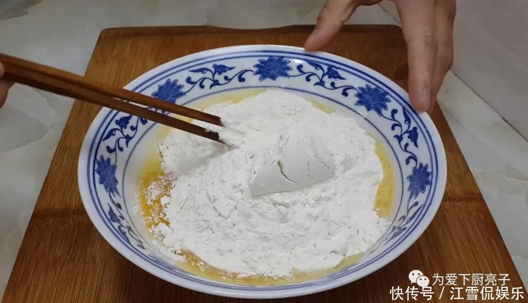  香甜|4个鸡蛋，1碗面，锅里炒一炒，又香又软又香甜，比沙琪玛还好吃！