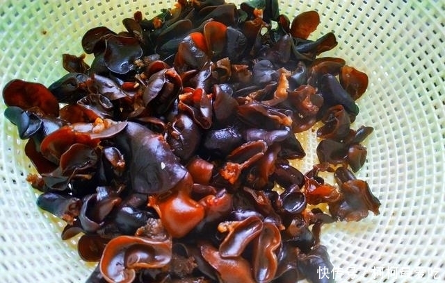 原来泡木耳这么简单,掌握好2个窍门,5分钟泡好,木耳饱满又滑嫩