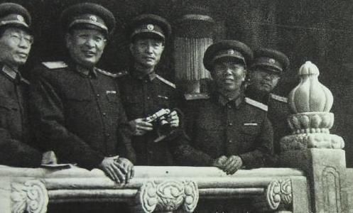 新四军|新四军最有威望的三个人是谁？除陈粟两人外，大家最佩服就是此人！