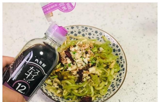 大盘|天热了,茄子别再炒着吃,试试这种吃法,不炒不蒸,一大盘不够吃