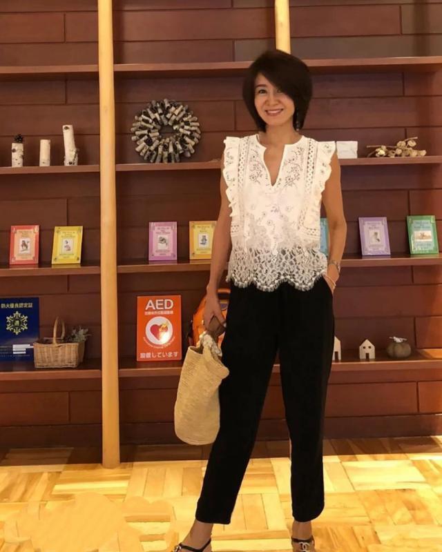 大方|这位日本主妇50岁,适龄穿搭简约又大方,堪称行走的时尚教科书