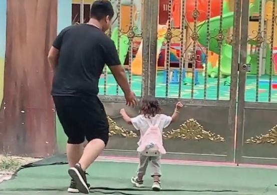 上幼儿园|奶爸“颤抖式”送娃上学,网友:娃好可爱,好想抱走她爸爸