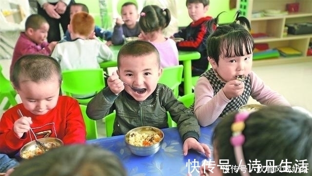午餐照|幼儿园老师群里晒孩子午餐,引发宝妈不满,直言这饭菜能吃吗
