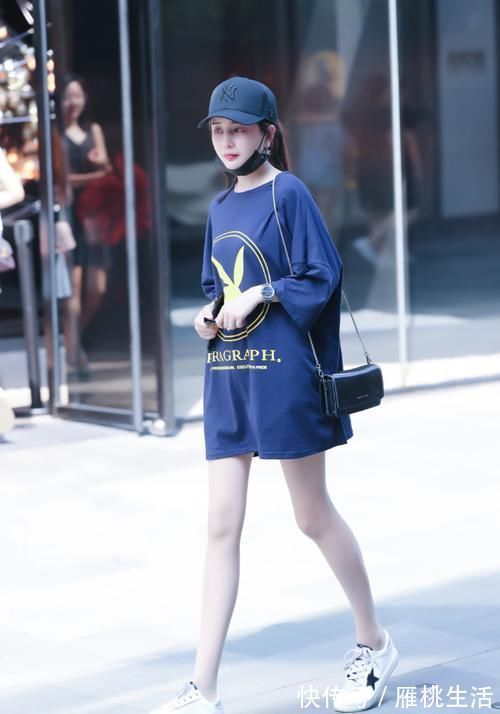 大长腿 白衬衫搭配打底裤,衬托得姑娘的气质更加独特,看起来非常显瘦