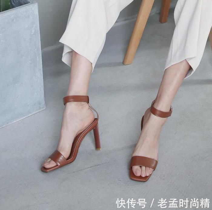 简约的一字带高跟鞋,穿脱轻松方便,散发出温柔的女人味