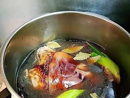 卤汤|老厨师30年秘制酱肘子做法，软烂入味，酱香浓郁，赶快收藏起来！