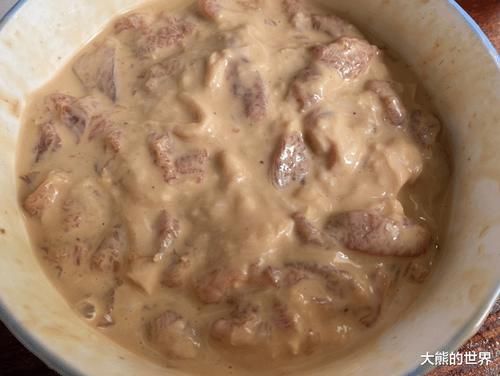 炸酥肉，这味料是关键，比例是2:1，酥香可口，放凉后不回软