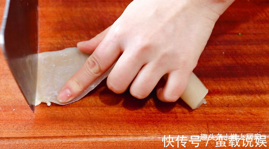 收入|掌握好这些技巧,炸出来的猪皮蓬松,有人凭借着炸猪皮年收入百万