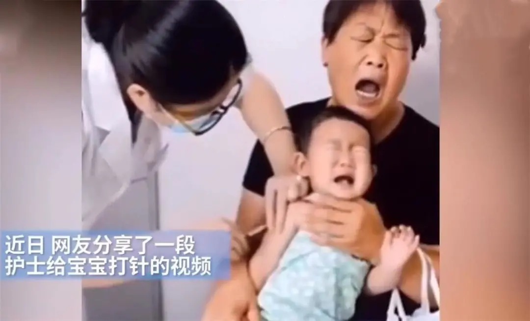 表情|孙子打针奶奶却火了!祖孙俩表情神同步,网友:真是亲孙子