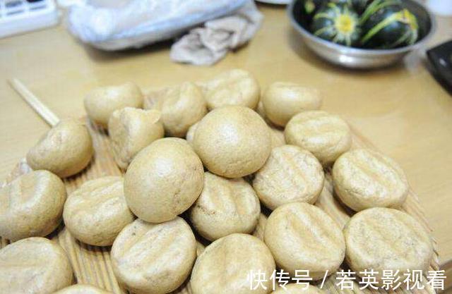 馒头升糖快,糖尿病人不能吃?和面时有1个小窍门,让老人放心吃