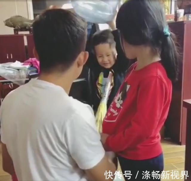 饮水瓶|弟弟看到爸爸在教训姐姐,弟弟这样给姐姐“报仇”,太逗了