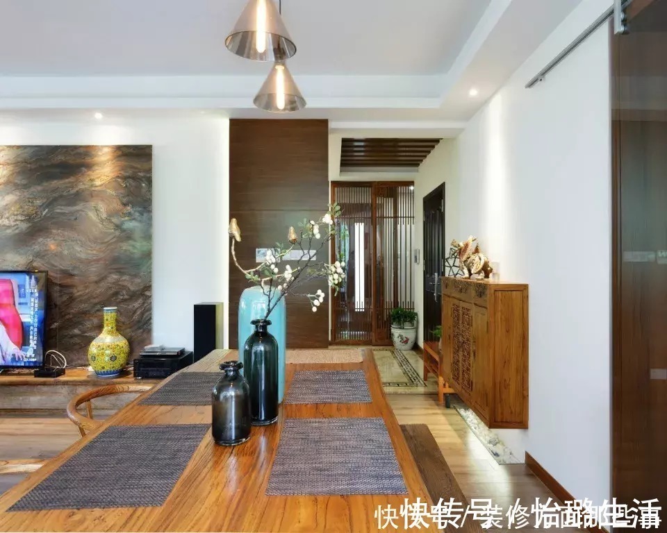 沙发背景墙|136平米的新房,现代与中式的融合,第一眼就爱上了沙发背景墙!