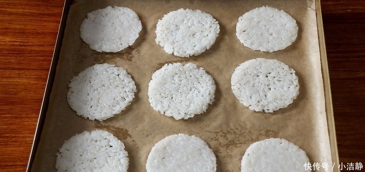 小孩|剩米饭别光知道做炒饭，教你一种好吃的做法，大人小孩都爱吃