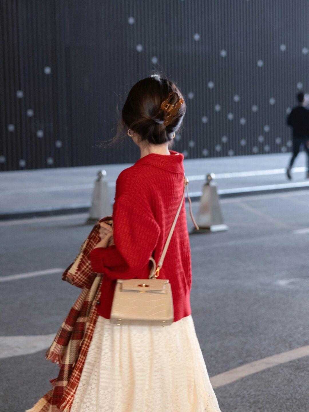 针织开衫 新年怎么穿才能个性又时髦?看看这几套穿搭,精致洋气还讨喜