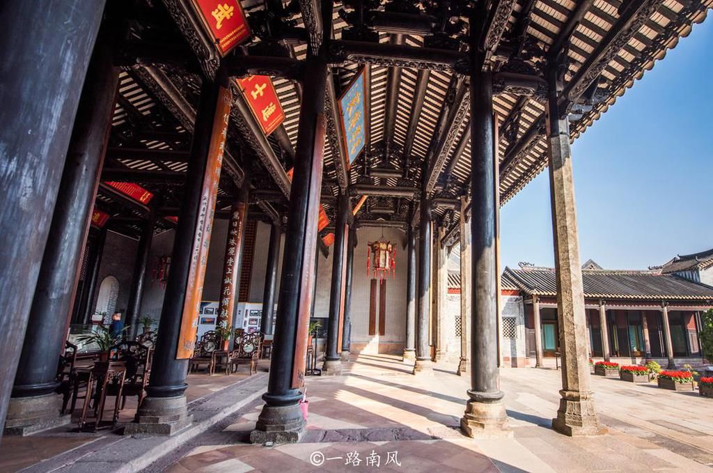 广州有座七百多年的祠堂，花四十年才建成，木柱原料来自东南亚