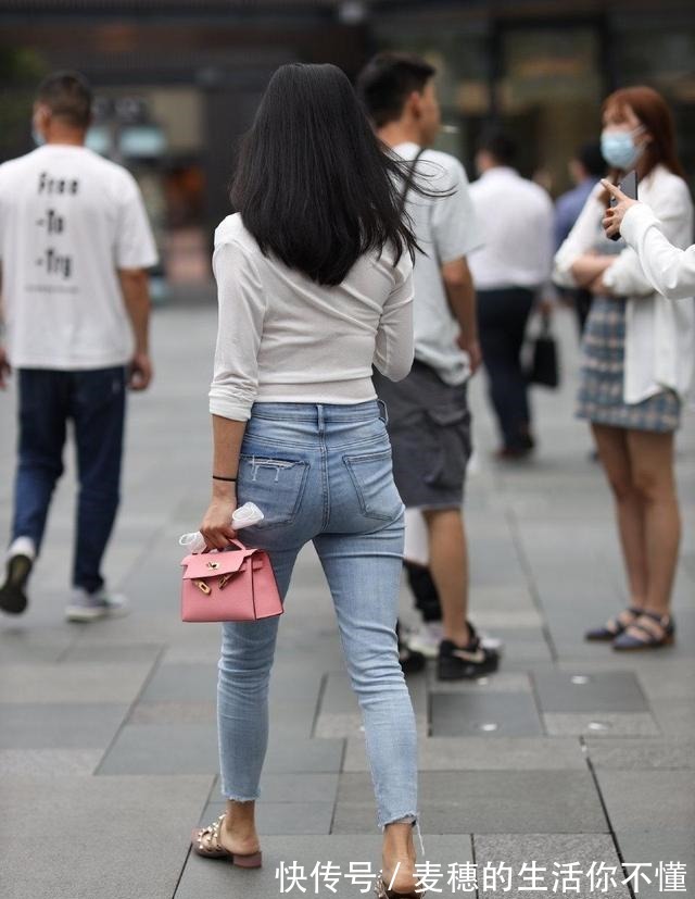 女神 背影女神其实很简单，收腰牛仔裤搭配修身白色T恤就很好看！