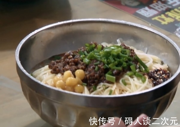 陈赫|陈赫到街边摊一下子要十碗面，小鹿付款得知总价钱后，是我没见过世面