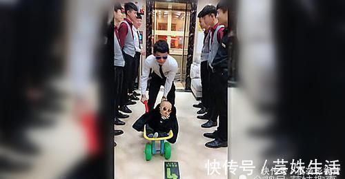 弟弟|二胎生了个弟弟,9个20岁的哥哥就把他宠成这样子,看后不谁笑