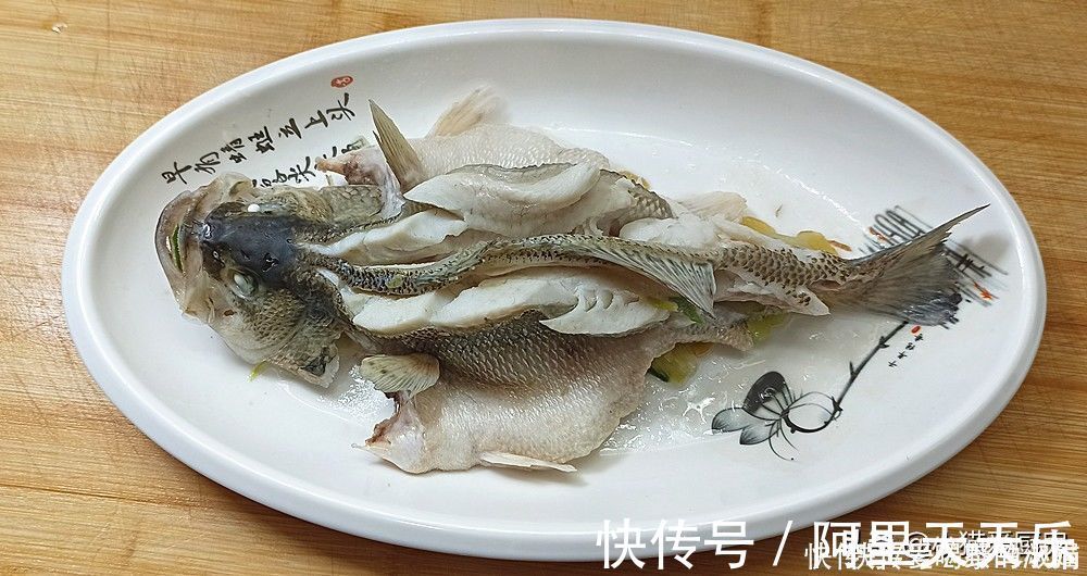 清蒸|清蒸鲈鱼就爱这种做法，又快又简单，鱼肉鲜嫩细腻，年夜饭做来吃