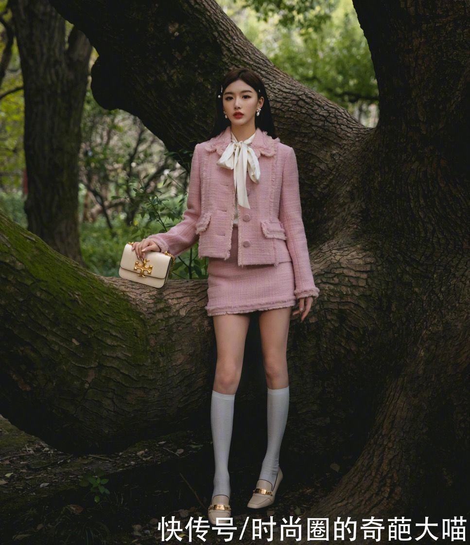 选对战袍赢遍全场,在众人中美成耀眼小灯泡