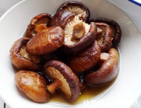 香菇|炖鸡汤,直接下锅炖是不对的,难怪口感差,大厨教你正确做法