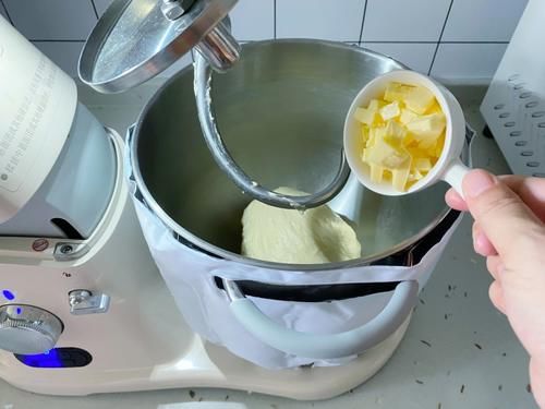 面团|面包中的软妹子，细腻拉丝如棉花，手撕炼乳吐司，放3天也不硬