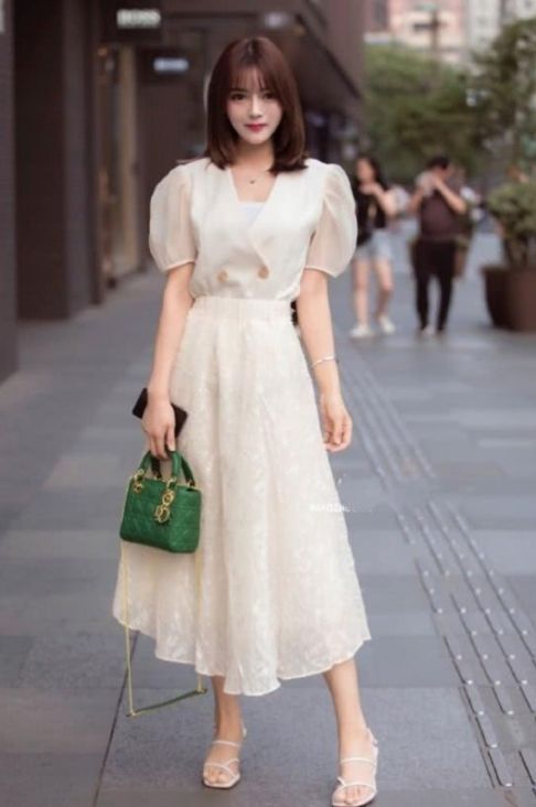 穿搭|淡黄色头发的小姐姐,身穿v领无袖上衣配个性裙,看上去十分的时尚