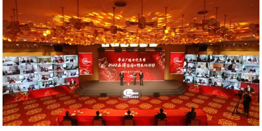 龙洋主持多场央视重大活动，与董卿同台亲和力不输，有接班人潜质