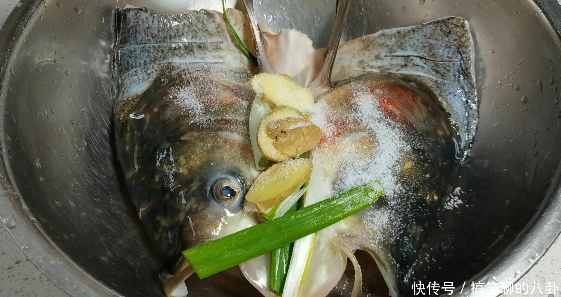 做剁椒鱼头,直接上锅蒸就错了,先做一腌一炒,鱼头鲜香还入味