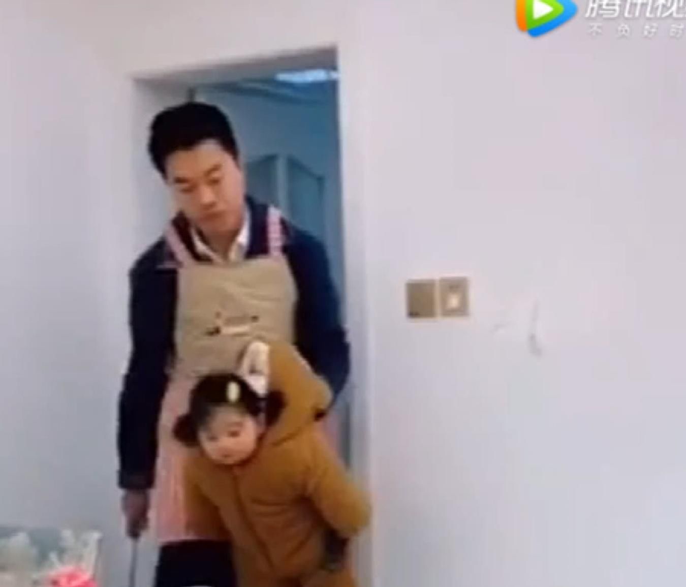 熊孩子|爸爸正在做饭,“熊孩子”突然捣乱,爸爸接下来的行为让妈妈笑喷