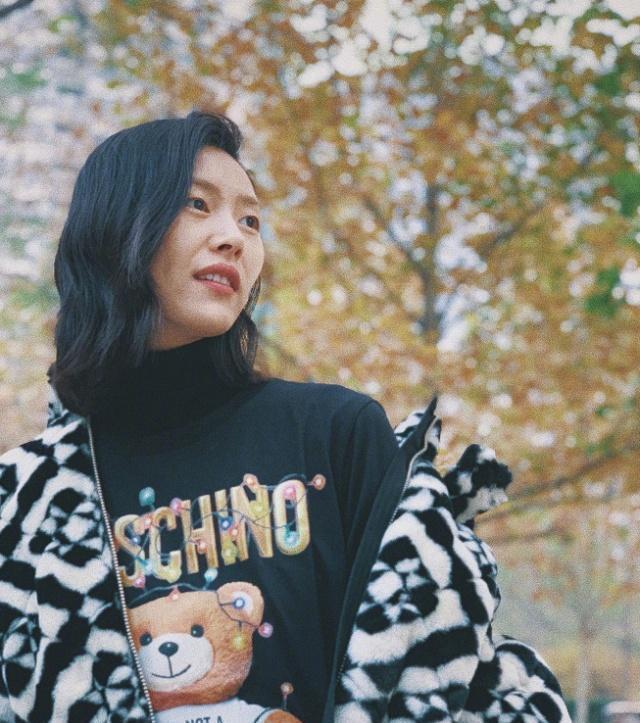 刘雯格纹大衣配墨绿长裤, 个性十足又“嚣张”, 无眉颜值依旧很高