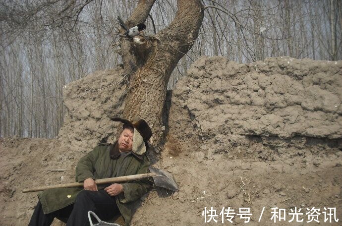 墓地#一个不到三平米的小墓,陪葬品却非常丰富,竟然是盗墓者的墓