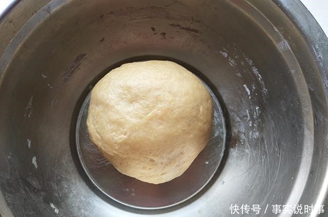 春天最该吃的小点心，不用烤箱直接烙，又酥又甜，我家隔三差五做