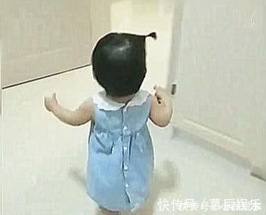 宝妈|爸爸半夜醉酒睡在“马桶”上,宝妈生气不管,1岁女儿行为暖化了