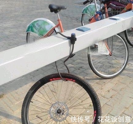 |幽默笑话:早上起床的时候,发现老婆正在偷拿我钱包里的钱……