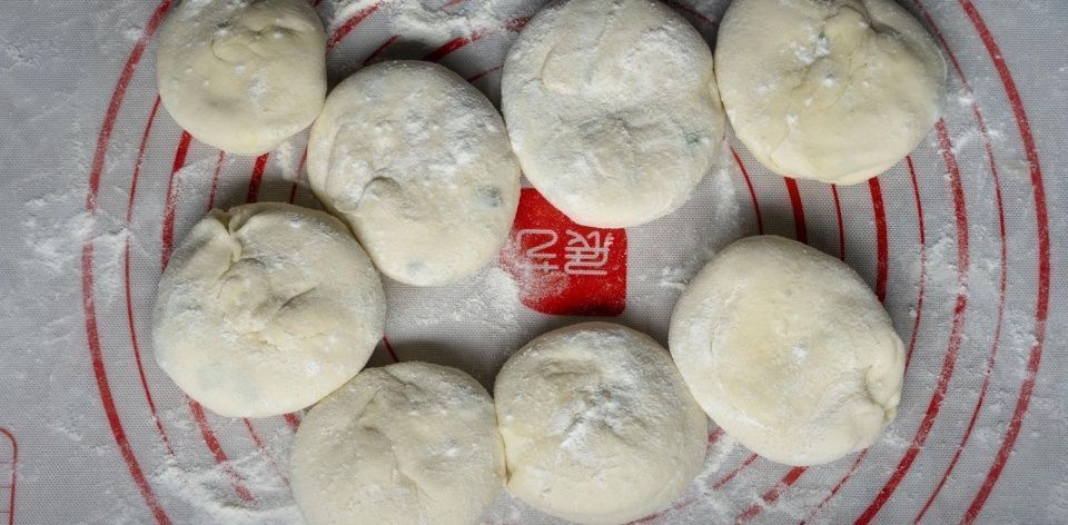 烙饼|家常烙饼最简单的做法,不用揉面不用油酥,柔软又多层,凉了不硬